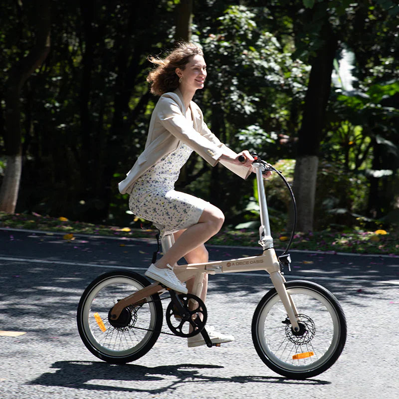 【2026年最新】カーボンファイバー電動アシスト自転車とは？軽量・高性能の魅力を徹底解説｜BluearthのADO Air Carbonをご紹介